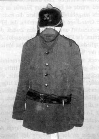 Uniformjacke, Helm und Gurt (1899)